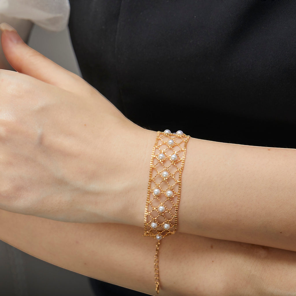 BoxUnboxed 18k yellow gold lace lattice bracelet with Akoya pearls. Adjustable 17cm+3cm chain.